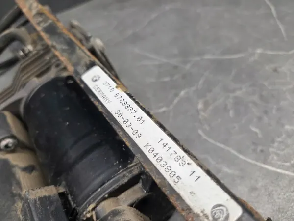 BMW OEM 6789937 Luchtveringcompressor E61 LCI image 9