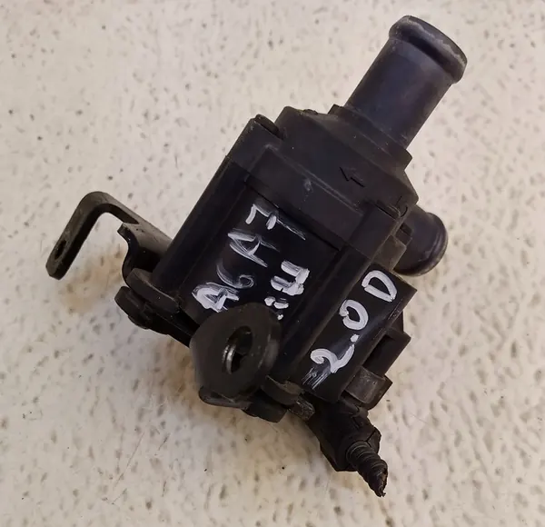 Audi OE Vattenpump 04L965559 image 2