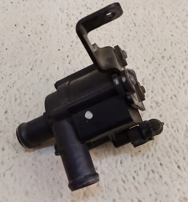 Audi OE Vattenpump 04L965559 image 4