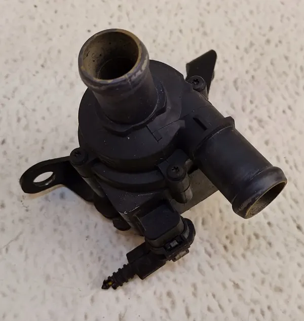 Audi OE Vattenpump 04L965559 image 6