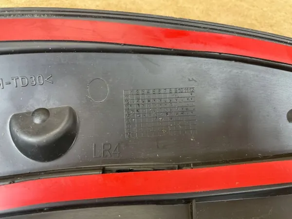 OEM 8K9853818A Pare-boue arrière droit Audi A4 B8 image 8