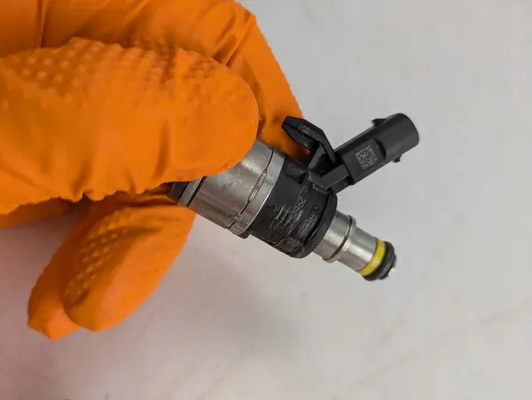 Iniettore carburante Audi A3 8Y 2021 OEM 06G906036AF image 2