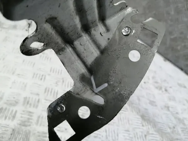 FRE59127 vänster stänkskärmsbracket Peugeot 208 image 3