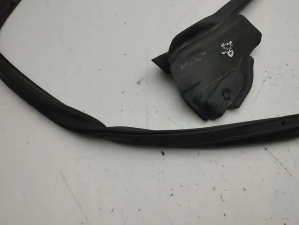 Tesla Model S 2014 Etuoven ikkunatiiviste OEM AMD130345 image 4