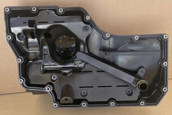 Oljetank 06L103598R VW Skoda Audi med sensor 06L907660H image 6