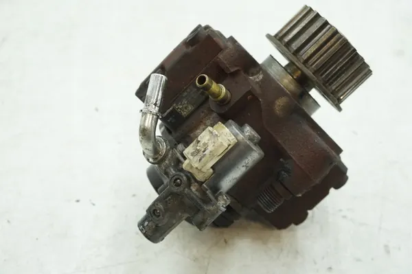 Volvo V60 1.6 D2 Brandstofpomp 9676289780 image 2