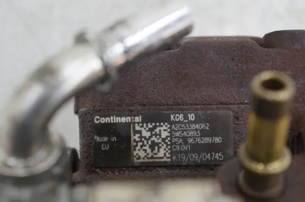 Volvo V60 1.6 D2 Brandstofpomp 9676289780 image 3