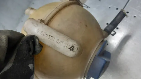 Kühlmittelbehälter VW Golf 1J0121403A image 3