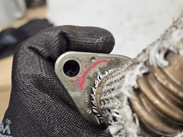 Audi Q7 4L 3.0 TDI EGR Pipe 059131525AB image 6