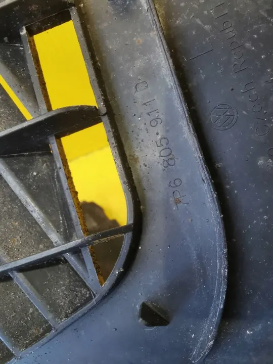 Volkswagen Front Left Wheel Arch 7P6805911D image 5