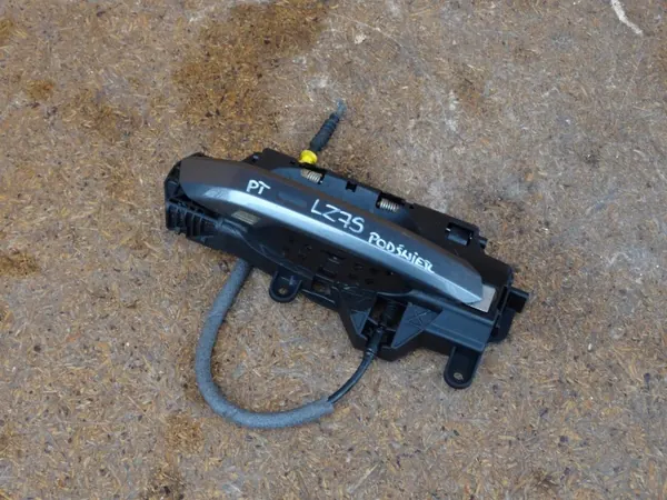OEM 8W0837812A Rechter verlicht deurhandvatframe image 2