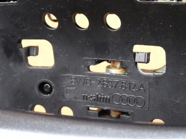 OEM 8W0837812A Rechter verlicht deurhandvatframe image 6