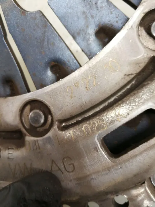 2009 Volkswagen Golf VI Disque d'embrayage 03L141025K image 3