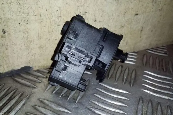 Bränsletanklock SKODA YETI 1.8L 7P0810773B image 3