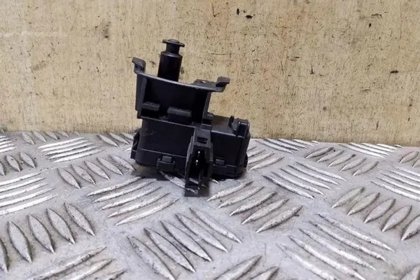 Bränsletanklock SKODA YETI 1.8L 7P0810773B image 4