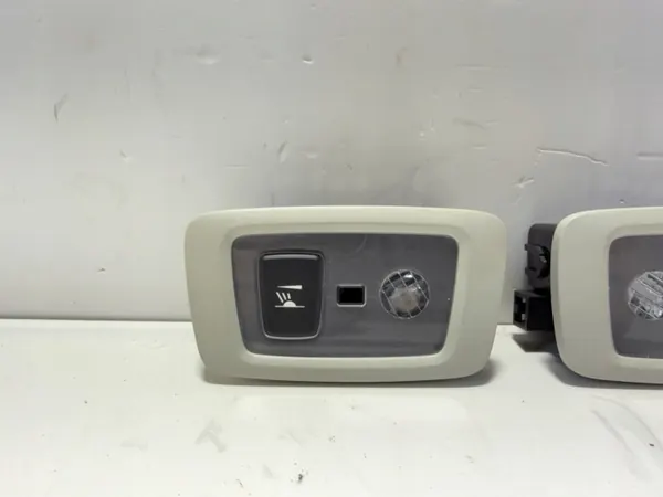 Luz de techo Volvo OEM 31479408 - Rubia Usada image 3