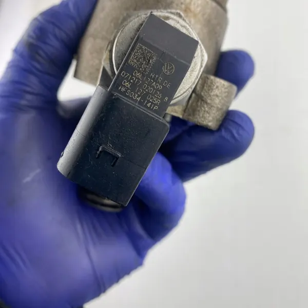 Kraftstoffinjektorpumpe Audi A3 TT VW Golf 1.8 2.0TFSI 06L127025N image 3