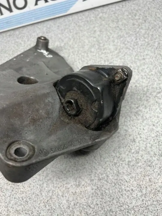 BMW airco compressor bevestiging OEM 2247388 image 4