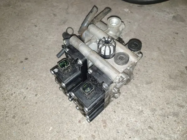 Válvula aire suspensión ECAS OEM 0013271225 - Usado image 2