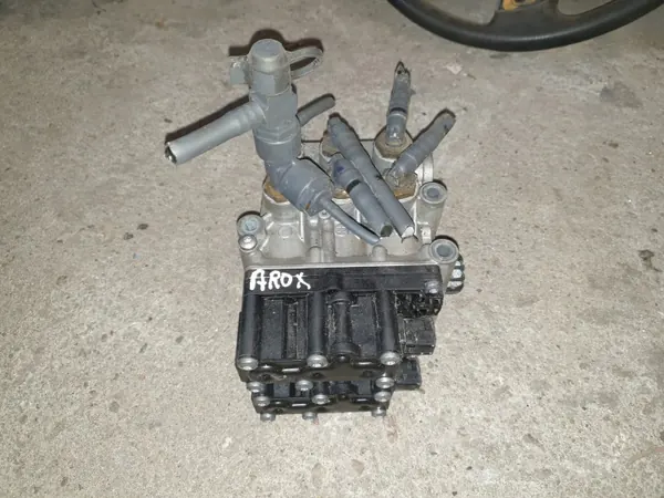 Válvula aire suspensión ECAS OEM 0013271225 - Usado image 3