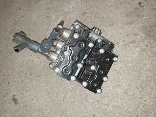 Válvula aire suspensión ECAS OEM 0013271225 - Usado image 6