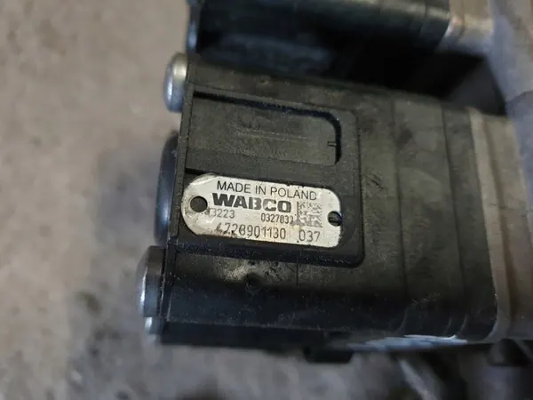 Válvula aire suspensión ECAS OEM 0013271225 - Usado image 8