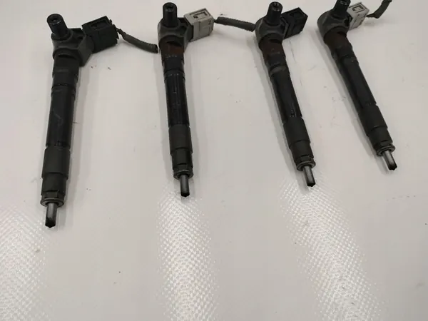 Toyota Hilux 2.4 D4D Injektor 23670-0E020 image 2