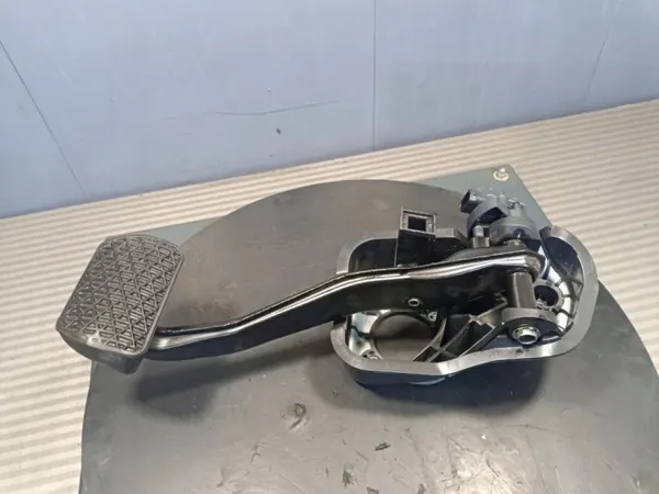 Mercedes-Benz E W212 Jarrupoljin OEM 2052900618 image 2