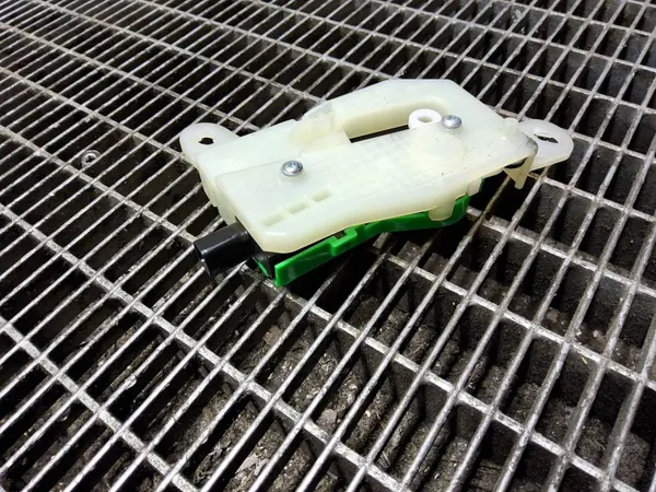 Actuador tapa combustible OEM SKE56955 KIA Xceed image 3
