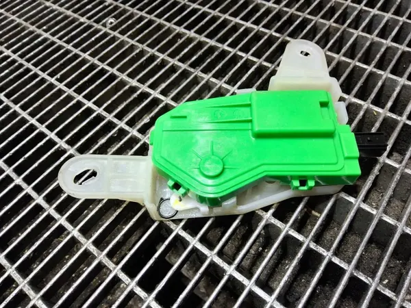 Actuador tapa combustible OEM SKE56955 KIA Xceed image 4