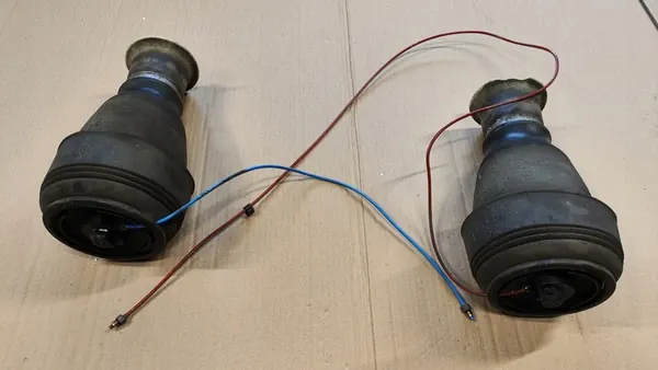 Mola de ar traseira com mangueira BMW E61 LCI OEM image 1