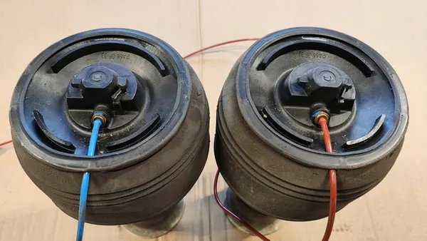 Mola de ar traseira com mangueira BMW E61 LCI OEM image 2