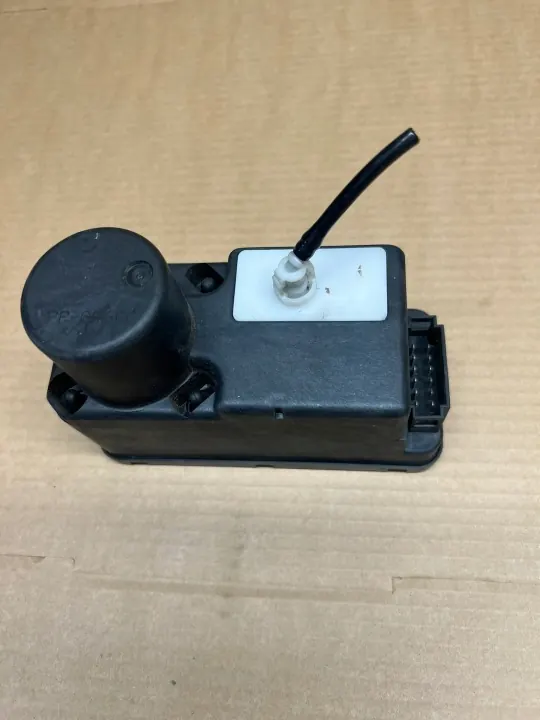 Centrale vergrendelpomp OEM 1H0962257G voor VW Golf 3 image 2