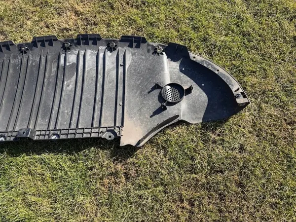 Placa de para-choques Tesla Model Y OEM 1613579-00-C Usado image 4