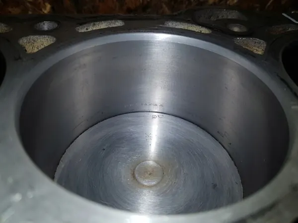 Bloc moteur inférieur OEM mercedes413 avec pistons image 4