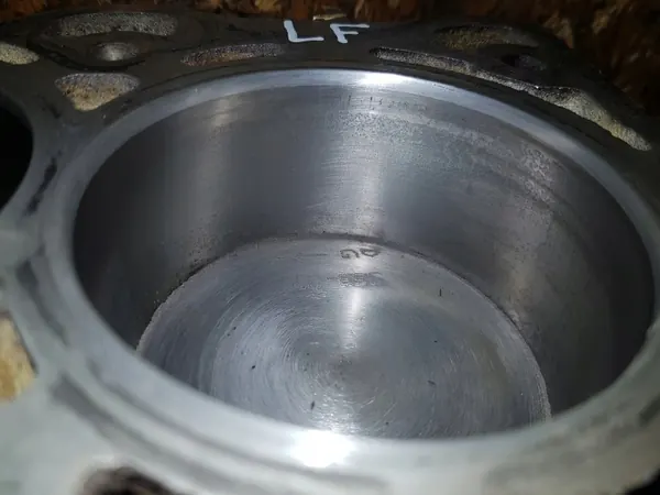 Bloc moteur inférieur OEM mercedes413 avec pistons image 5