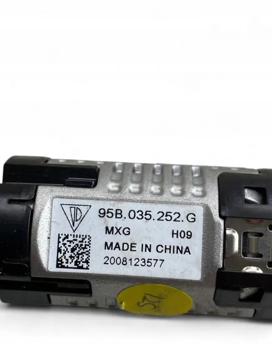 Porsche Macan Tomada USB OEM 95B035252 image 5