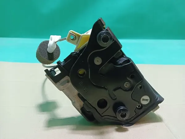 Höger framdörrslås AUDI A5 8K0839016C image 2