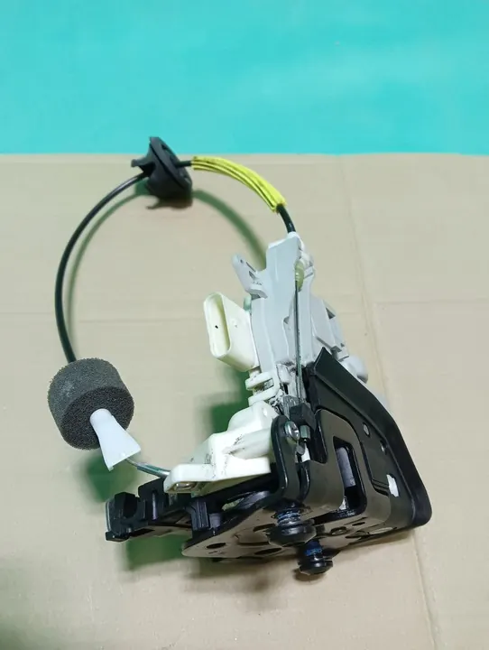 Höger framdörrslås AUDI A5 8K0839016C image 3