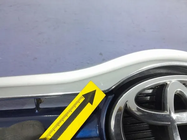 Toyota Avensis II Grille OEM 53114-0D060 Gebruikt image 5