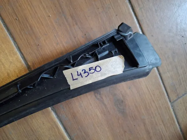 Mercedes W206 voor rechts raamafstrijker OEM A2066900200 image 5