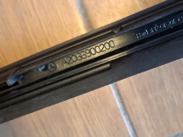 Mercedes W206 voor rechts raamafstrijker OEM A2066900200 image 6