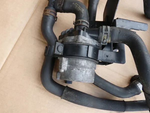 AUDI A6 Tilläggsvattenpump 4F0965567 image 2