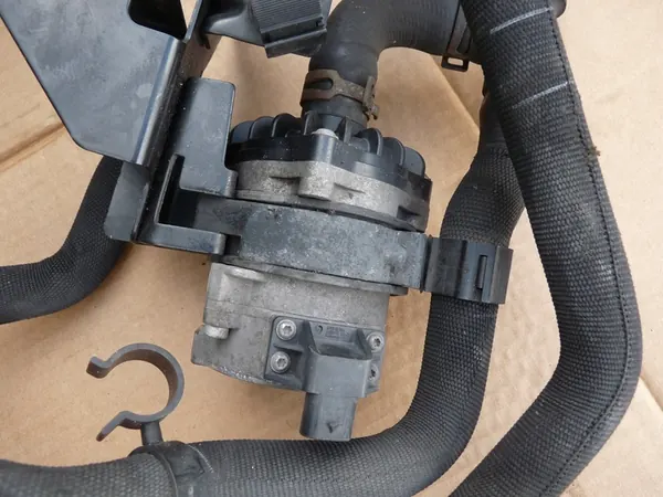 AUDI A6 Tilläggsvattenpump 4F0965567 image 3