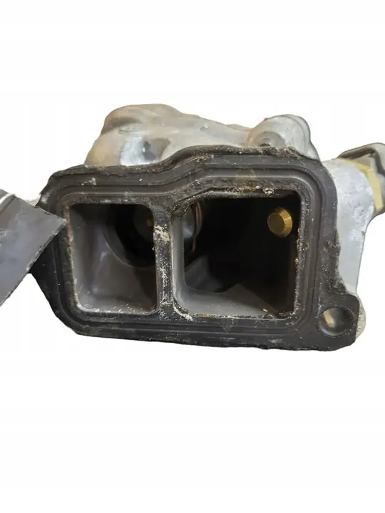 Carcasa de termostato VOLVO XC70 II 2.4L Diesel image 3
