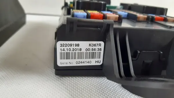 Boîte à fusibles Volvo V60 II OEM 32209198 - Occasion image 7