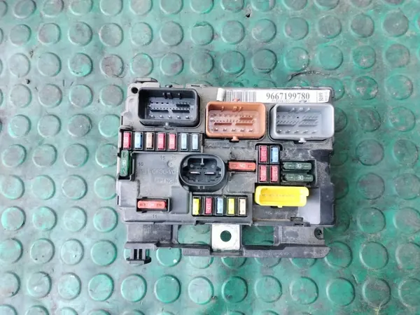 Boîte à fusibles OEM 9667199780 pour Citroen C3 2013 image 2