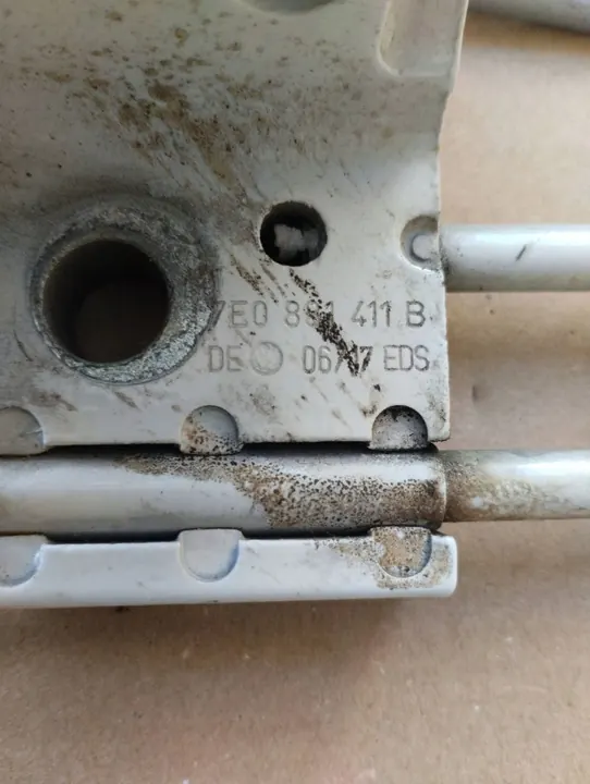 Nedre Vänster Dörrgångjärn VW Transporter T5/T6 image 3