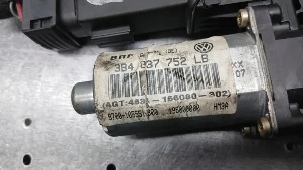 Rechter voor motor OEM 0130821694 VW Passat B5 image 3