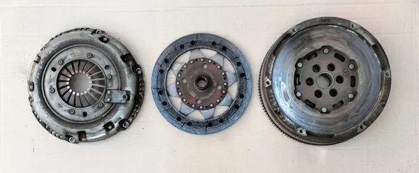 PEUGEOT 308 II T9 1.6 BLUE HDI Kaksoismassaväkä image 2